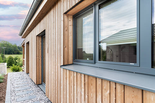Holz-Bungalow mit Walmdach