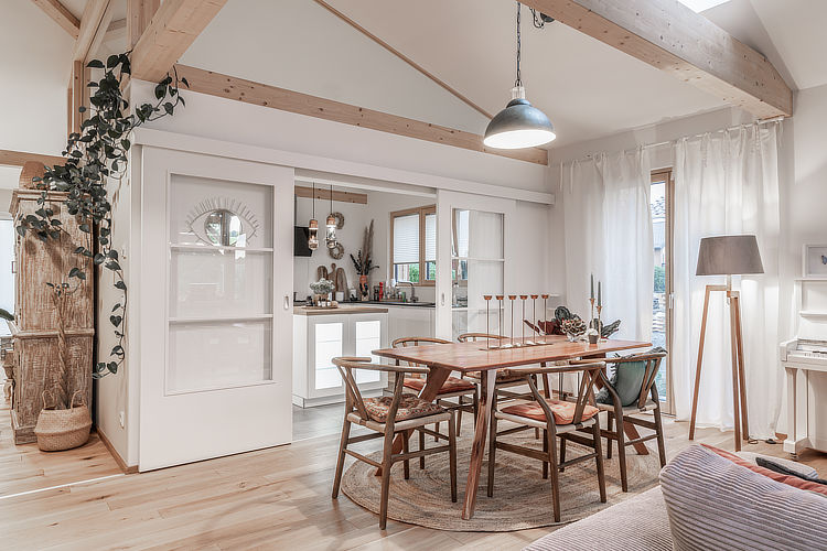 Holz-Bungalow mit Walmdach